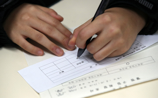 지난달 15일 오전 서울 서초고등학교에서 한 수험생이 2020학년도 대학수학능력시험 가채점표를 작성하고 있다. 연합